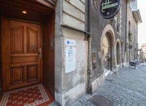 porte entrée campus flex-office vue place du bourg de four vieille ville Geneve emplacement bureaux suisse coworking