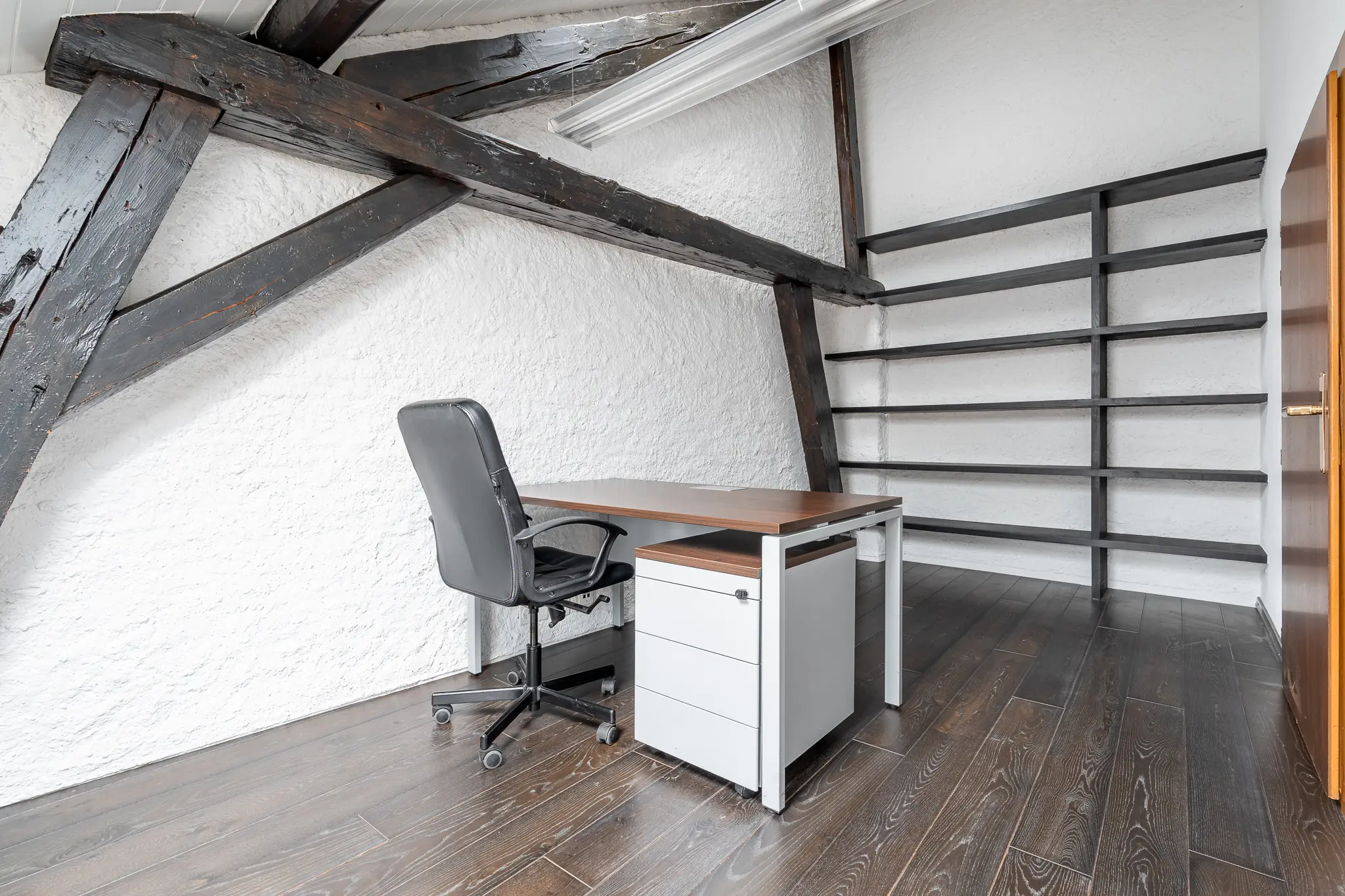 office for 1 to 3 persons with exposed framework