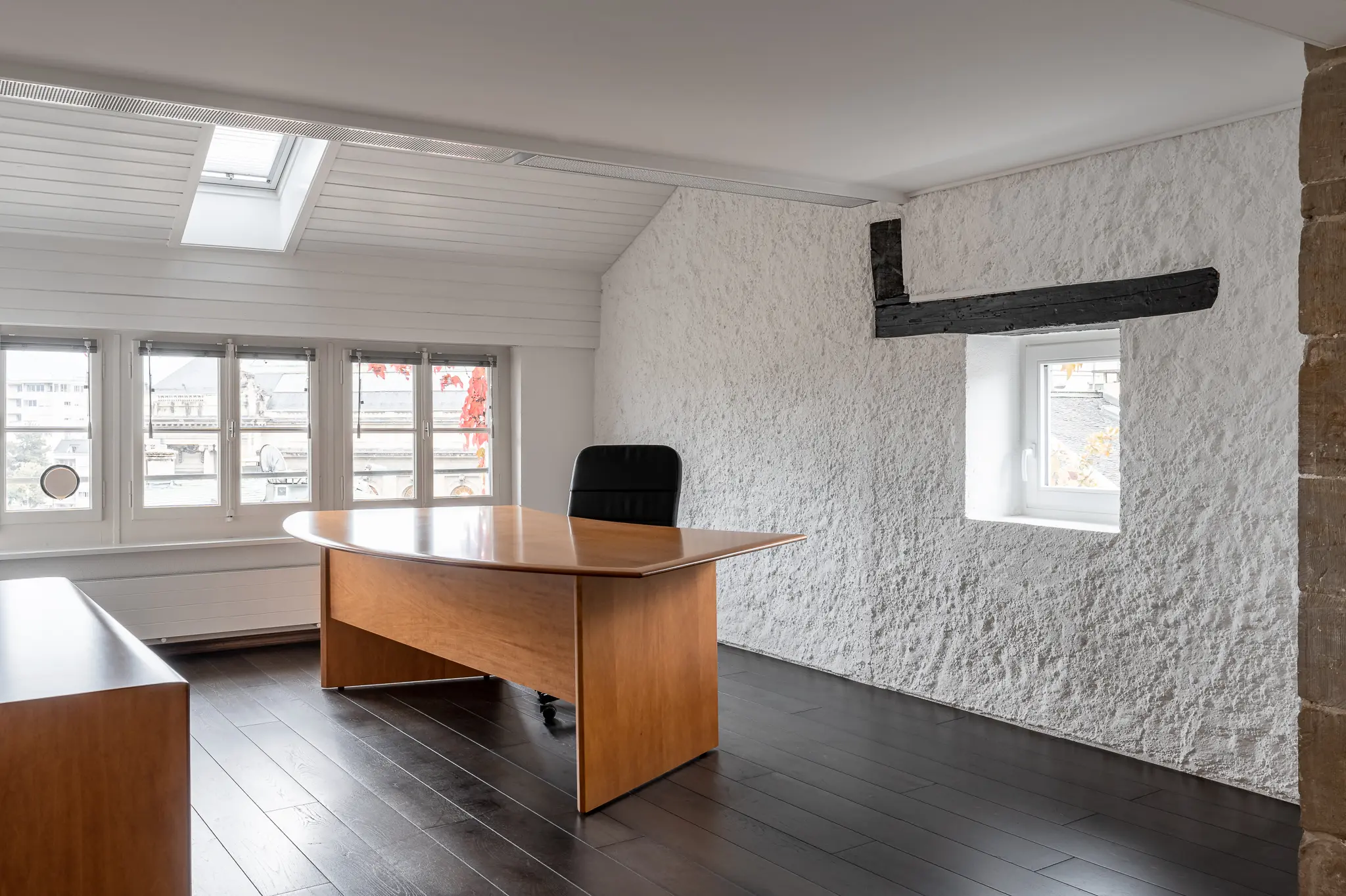 bright office with view on the Place Saint-Antoine