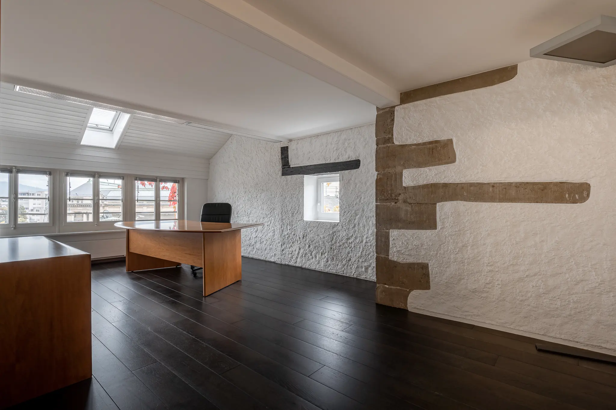 office for 4 persons with exposed stone