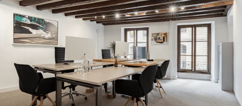 bureau privé avec deux grandes fenêtres lumineuses pour une domiciliation et adresse professionnelle à Genève